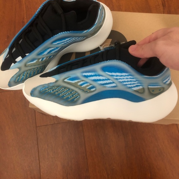 Yeezy 700 Arzareth - Picture 2 of 4